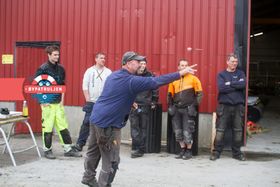 Hitra-Frøya arrangerer daglig pilkasting for å komme i kontakt med leserne.