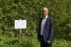 NYTT HJEM: Salamanderen skal få et nytt hjem i egen dam.