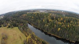 SETT FRA LUFTEN: Her ser du, fra fugleperspektiv, Taraldrud, i retning mot Tårnåsen og Sofiemyr. Beredskapssenteret kommer bare få hundre meter unna tettbebygde strøk.