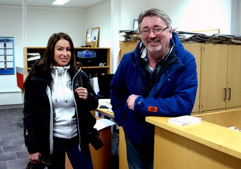 Finnmarksposten utgjør i dag 1,5 årsverk; Journalist Randi Iren Olsen og annonseansvarlig Bjørnar Johansen.