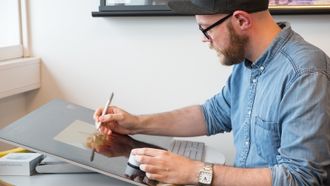 Gunnar Greves produksjonsselskap er det første norske selskapet som tar i bruk Microsofts alt-i-ett-PC, Surface Studio. Her viser Magnus Snickars fra reklamebyrået SMFB hvordan Surface Dial-hjulet kan brukes i et illustrasjonsprogram.