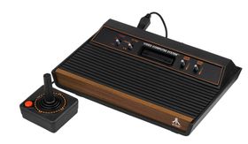 Ataris mest kjente konsolle er den legendariske Atari 2600. Etter teaseren øverst i artikkelen å dømme skal den nye konsollen få et tilsvarende tre-design.