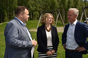 ENGASJERTE: Ordførerne Thomas Sjøvold (t.v.) fra Oppegård og Tuva Moflag fra Ski (midten) med kommunal- og moderniseringsminister Jan Tore Sanner under befaringen ved Tårnåsen skole.