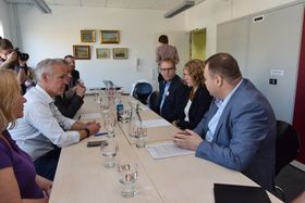 LYTTET: Kommunal- og moderniseringsminister Jan Tore Sanner (t.h.) lytter til Helge Marstrander fra Stopp støyen og Foreldrerådets arbeidsutvalg (FAU) ved Hellerasten skole i Oppegård.