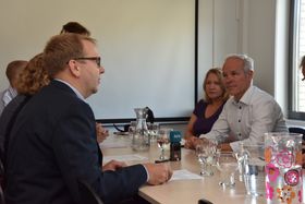 LYTTET: Kommunal- og moderniseringsminister Jan Tore Sanner (t.h.) lytter til Helge Marstrander fra Stopp støyen og Foreldrerådets arbeidsutvalg (FAU) ved Hellerasten skole i Oppegård.