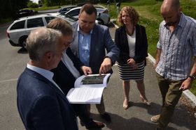 PEKTE OG FORKLARTE: – Akkurat der! sier ordfører Thomas Sjøvold fra Oppegård kommune (nr. tre fra venstre) overfor kommunal- og moderniseringsminister Jan Tore Sanner (t.v.) og statssekretær Thor Sættem i Justis- og beredskapsdepartementet (nr. to fra venstre). rådgiver Arild Øien fra Oppegård kommune (t.h.). Også på bildet er Ski-ordfører Tuva Moflag.