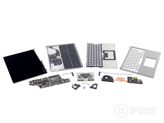 Surface Laptop ferdig demontert.