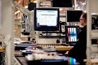 Hatteland Display som produserer avanserte display blant annet til skipsfarten, ble solgt ut av familien i 2007.
