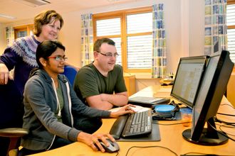 Rambase: Disse tre arbeider med forretningssystemet Rambase i Jakob Hatteland Computer AS. Fra venstre: Linda Hatteland, avdelingsleder, Nithya Arumugam, software testingeniør og systemkonsulent Gaute Solheim.