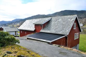 Det var i denne låven Jakob Hatteland begynte med sin virksomhet med kjøp og salg av elektronikkkomponenter tidlig på 1970-tallet.
