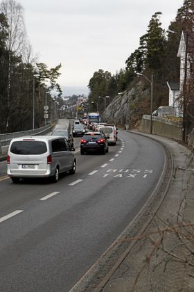 MANGE PENDLERE: Det er mange elbil-pendlere som bruker E18 Mosseveien på vei til jobb eller andre ærender i byen. Ikke alle overholder reglene.