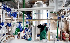 NESTEN IDENTISKE: Avgas UL91 og avgas 100LL er nesten identiske drivstoffprodukter, med unntak av bly- og xylen-innhold. Dette gir ulikt oktantall. Her fra OBR-raffineriet i Plock (Polen) som produserer drivstoff for Air BP.