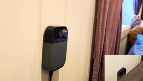 I starten hang vi boksen synlig på veggen, men endte til slutt opp med å flytte den ned bak sofaen. Likevel fungerer den like bra.