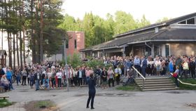 STORT OPPMØTE: Flere hundre hadde møtt opp på Tårnåsen skole for å høre om myndighetenes orientering om beredskapssenteret.