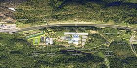 SLIK BLIR DET: Tegning av Politiets nasjonale beredskapssenter (PNB), kart med forklaringer. Illustrasjonen viser de ulike anleggenes plassering i skisseprosjektet, med øvingsanlegg mot nord (venstre), helikopterplass, hovedbygg og ansattparkering sentralt på tomten, og hovedport med gjesteparkering og varemottak sør på tomten. Hovedatkomst krysser gjennom et 150 meter bredt grøntdrag mellom Taraldrudkrysset og hovedporten. I grøntdraget etableres en turvei og friluftsbru.