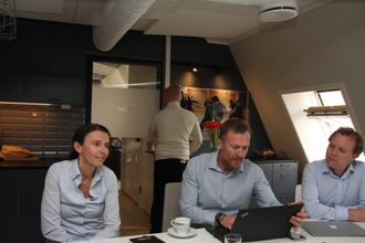 Propels administrerende direktør Benedikte H. Wentworth og partner Didrik Svendsen flankerer Bjarne Johnson fra Attensi. Propel-partner Torkel Soma er på vei ut døra.