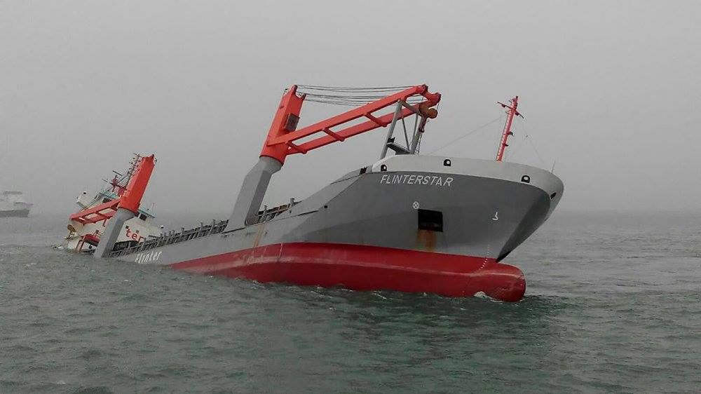 Flinterstar på vei ned etter kollisjonen med LNG-tankeren Al Oraiq utenfor Zeebrugge i oktober 2015.