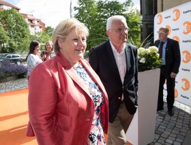 Erna Solberg - her sammen med redaktør og eier Trygve Hegnar.
