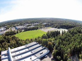SKAL SELGES: Sofiemyrhallen, slik den står i dag, skal selges. Den nye storhallen skal bygges i området sett bak hall-taket.