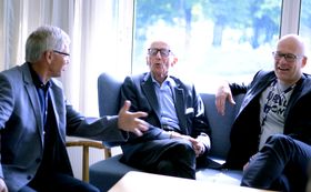 NRK-sjef Thor Gjermund Eriksen snakker med Kjell Magne Bondevik og Kåre Willoch før torsdagens høstlansering.
