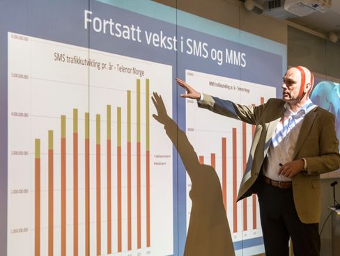 Grunnen til at Telenor satser: Disse stolpene viser at SMS-volumet fortsatt øker, og selv om mye av det er automatiske meldinger, så som innsjekkingsmeldinger fra flyselskap, er det også økning i vanlige meldinger mellom brukerne i nettet.