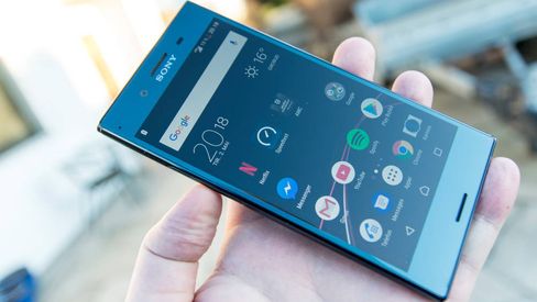 Har du en Xperia XZ Premium fra Sony ligger appen der fra før. Resten av Android-brukerne må laste ned en app manuelt, eller vente på en oppdatering som inkluderer den nye Messages-appen.