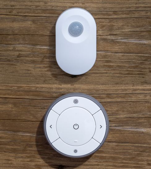 Hvorfor lar ikke systemet oss bruke både fjernkontrollen og bevegelsessensoren samtidig?