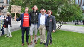 IMPONERTE: SV-politiker Nicholas Wilkinson (nummer to f.v.) og ordfører Thomas Sjøvold (H) var med på gårsdagens demonstrasjon.