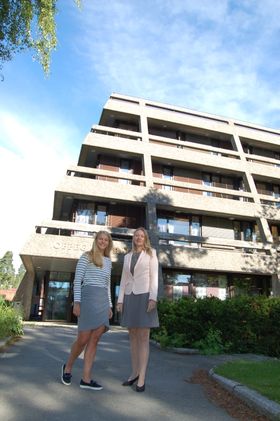 ENIGE: Ida Lindtveit Røse fra KrF (t.v.) og varaordfører Siv Kaspersen (H) er klare på at skolen er et viktig satsningsområde fremover. Geir Amundsen (U) var ikke tilstede under fotograferingen, men er med på utspillet.