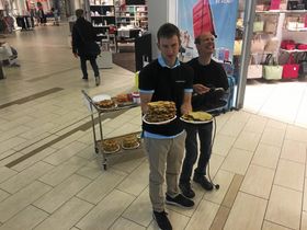 FORNØYDE: Alexander Marius Burgos Magnussen og Simen Stolt Nilsen, a.k.a Vaffelekspressen, har laget vafler som tilsvarer en lengde fra Kolbotn torg til Greverud, ut fra omtrentelige beregninger. I mange år har de gledet andre på Kolbotn torg med sine herlige, hjemmelagede vafler.