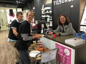 FAST KUNDE: Else Britt Raknerud hos Tilbords elsker guttas vafler, og er trofast kunde.