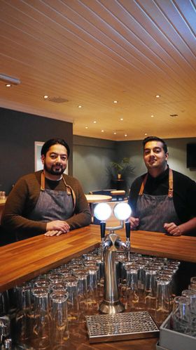FORNØYD: Babar Razzaque, innehaver av La Paz Live på Greverud, her fotografert sammen med broren Ali, er fornøyd med hyllesten.