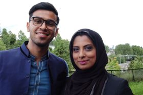 TAKKNEMLIGE: Fetter og kusine Asim Malik og Najiya Anwer synes det er flott å få lov til å feire årets viktigste dag i kirken.