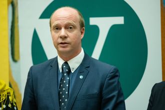 Venstres helsepolitiske talsmann Ketil Kjenseth krever at toppledelsen i Helse Sør-Øst trekker seg.