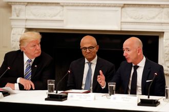 President Donald Trump sammen med Microsoft-sjef Satya Nadella og Amazon-gründer Jeff Bezos, tidligere denne uka.