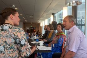 DISKUTERTE JERNBANE I NORD: Nordnorsk Debatt/Nordlys har invitert til fem lunsjdebatter i Harstad under Festspillene, med temaer som «by og land, mann mot mann», krigen, ytringsfrihetens vilkår og en sannhetskommisjon om fornorskningen av samene. Tirsdag sto lengselen etter Nord-Norgebanen på dagsordenen. Debatten ble ledet av Silje Solstad, utviklingsredaktør i Nordlys. I panelet, fra høyre: Geir-Inge Sivertsen (Høyre), Aili Keskitalo (Norske Samers Riksforbundet), Silje Lundberg (Naturvernforbundet) og Mikal Nerberg (Miljøpartiet De Grønne).