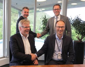 Intensjonsavtalen ble signert på Maritimt kompetansesenter i Ålesund av Asbjørn Skaro, Rolls-Royce, (t.v. bak), Remi Eriksen, DNV GL (t.h. bak), Hans Petter Hildre, NTNU (t.v. foran) og Henning Borgen, Sintef Ocean (t.h. foran).