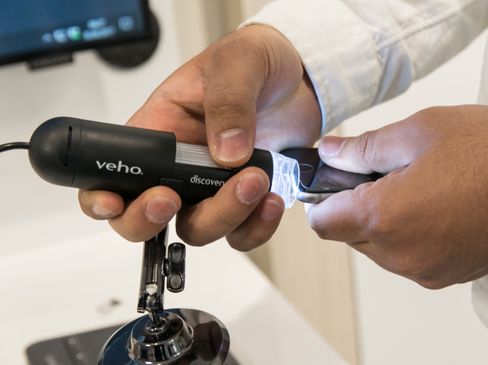 En iPhone blir utsatt for utvendig inspeksjon med kamera hos Conmodo, før selve diagnostikken settes igang. Det brukes offisiell diagnostikkprogramvare fra Apple for å teste alt fra batteri til antennefunksjon.
