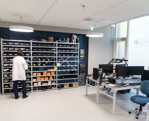 Fra utsiden er det ikke så lett å se at et autorisert verksted skiller seg fra de vanlige. Men utenfor bildet er det blant annet offisielle verktøy fra Apple som brukes i prosessen. Slikt har ikke et vanlig timesverksted tilgang på.