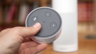 Amazon Echo Dot gjør mye av den samme jobben som Echo (i bakgrunnen), men tar vesentlig mindre plass.