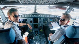 Kaptein og sjefsflyver Johan Boström og styrmann Johan Nyman i cockpit på Novairs splitter nye A321 Neo.