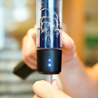 Her bobler det i gjærlåsen. En optisk sensor teller boblene.