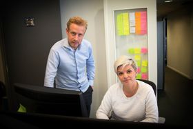 Redaktør Kristoffer Egeberg sammen med journalist Silje S. Skiphamn i Faktisk.no fra deres lokaler i Oslo sentrum..