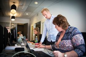 Redaktør Kristoffer Egeberg og journalist Signe Karin Hotvedt går gjennom deler av en faktasjekk. I bakgrunnen: Mina Liavik Karlsen og Silje S. Skiphamn.