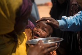 Mohobo Abdinur Hussein (1) med moren Shugri Mohamud Jama ved vannutdelingen til Kirkens Nødhjelpi Ussgure i Puntland,.