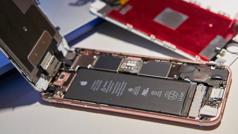 Batteribytte er billigst å gjøre hos de «vanlige» mobilverkstedene. Dette bildet er fra da vi fikset en iPhone på egen hånd, og ikke fra et verksted.