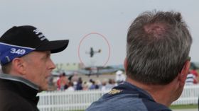 HER GÅR DET GALT: Mustangen rekker ikke tilbake til rullebanen og forsvinner bak en hangar i lav høyde.