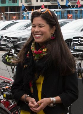 DHL Express mikroterminal på Aker Brygge for sykkelbud. DHL Express mikroterminal på Aker Brygge for sykkelbud. DHL-direktør Terje Aarbog og miljøbyråd Lan Marie Nguyen Berg.
