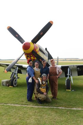 LEGENDE: Flyet "Berlin Express" sikret seg legendestatus da det fløy under Eiffeltårnet under et angrep i 1944. Her er det omgitt av statister på Duxford.