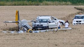 I ÅKEREN: Mustangen foretok en vellykket nødlanding i en kornåker ikke langt fra rullebanen.